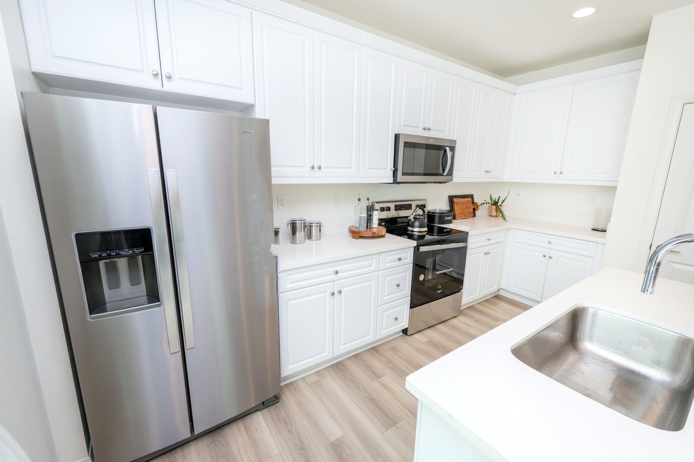 2615 Babaco St. — An island kitchen, ready to use.