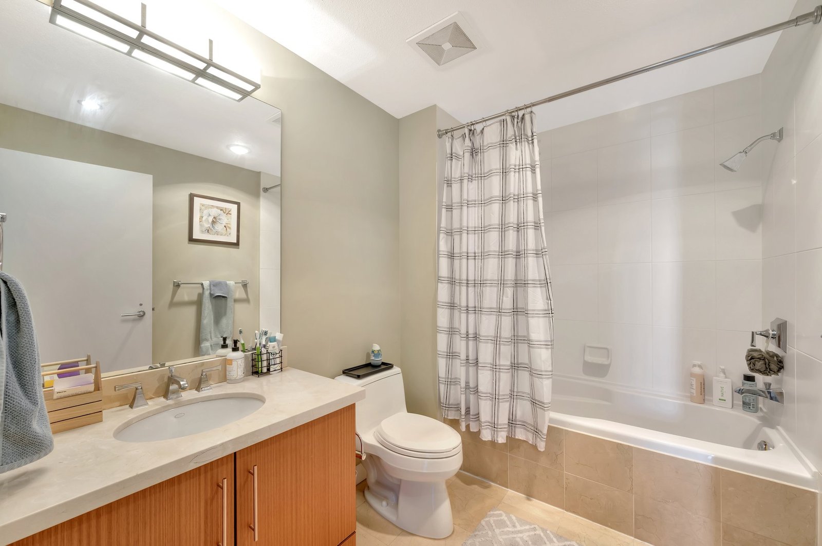 second full bathroom with tub