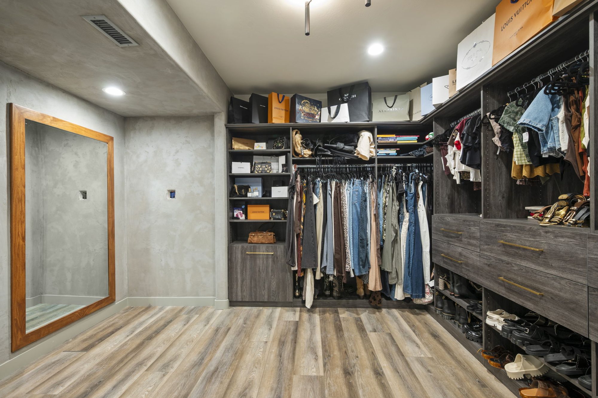 6206 Caminito Plata &mdash; A fireplace, a soaking tub and a private sauna.