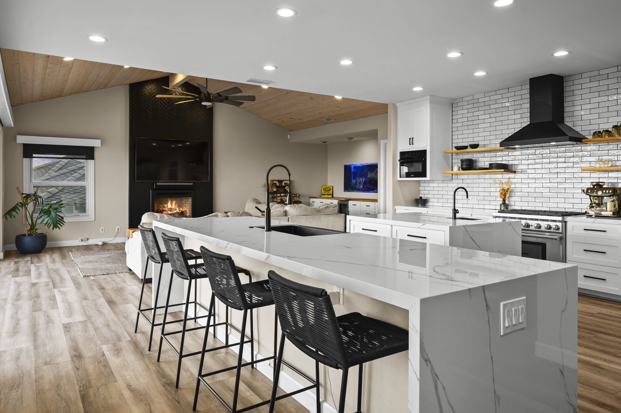 6206 Caminito Plata &mdash; Two islands, built for a crowd.