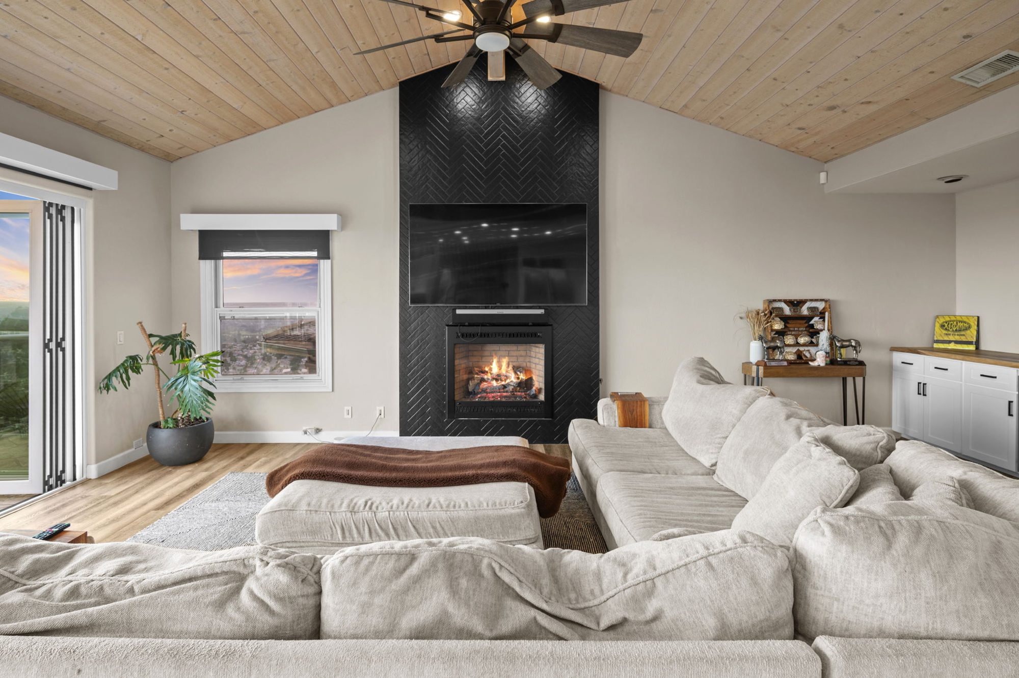6206 Caminito Plata &mdash; Cathedral ceilings and a wall that opens to the view.